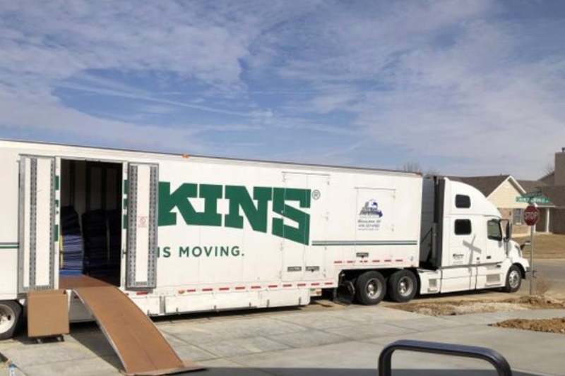 Nekines Movers Loading